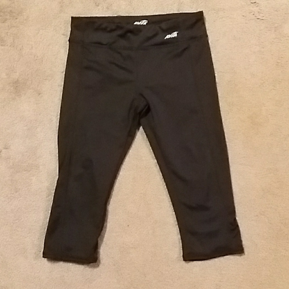Girls Avia cropped leggings.